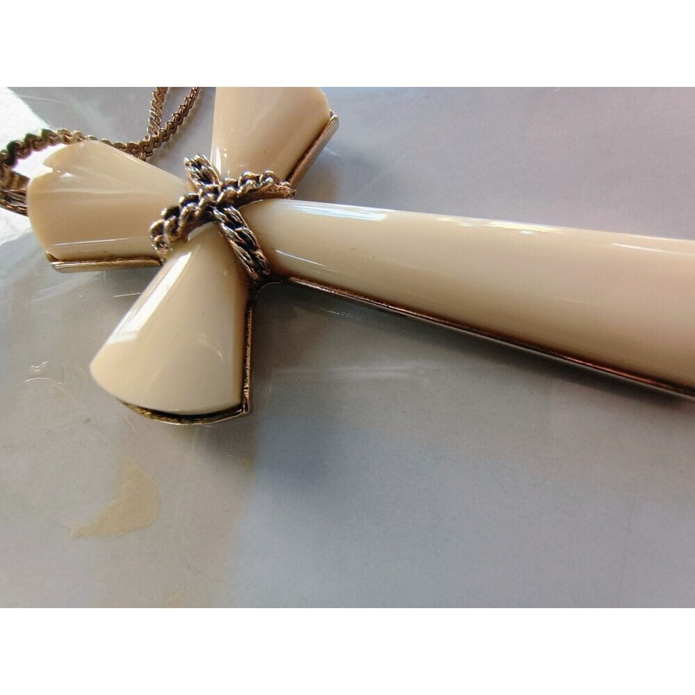 Vtg Estate Avon Beige Cross Necklace Religious Pendant - Picture 7 of 8